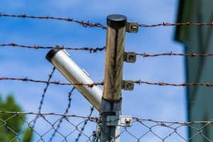 Zaun mit Stacheldraht zur Absperrung