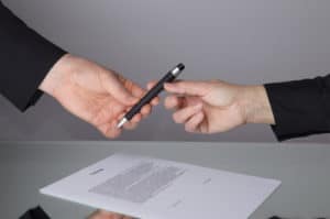 Vertrag schlieen Stift berreichen