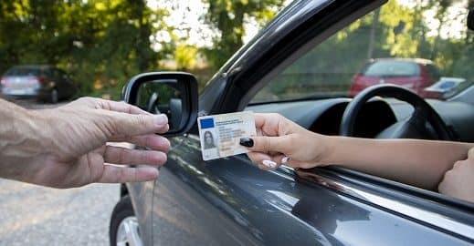 kobieta podająca prawo jazdy policjantowi