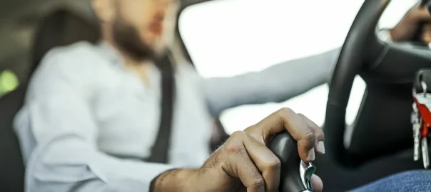 niewyraźny mężczyzna za kierownicą
