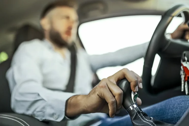 niewyraźny mężczyzna za kierownicą