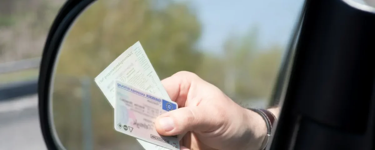 kierowca podaje prawo jazdy