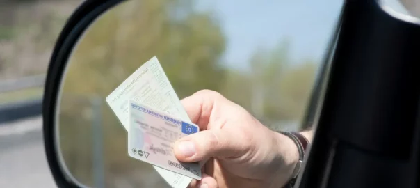 kierowca podaje prawo jazdy