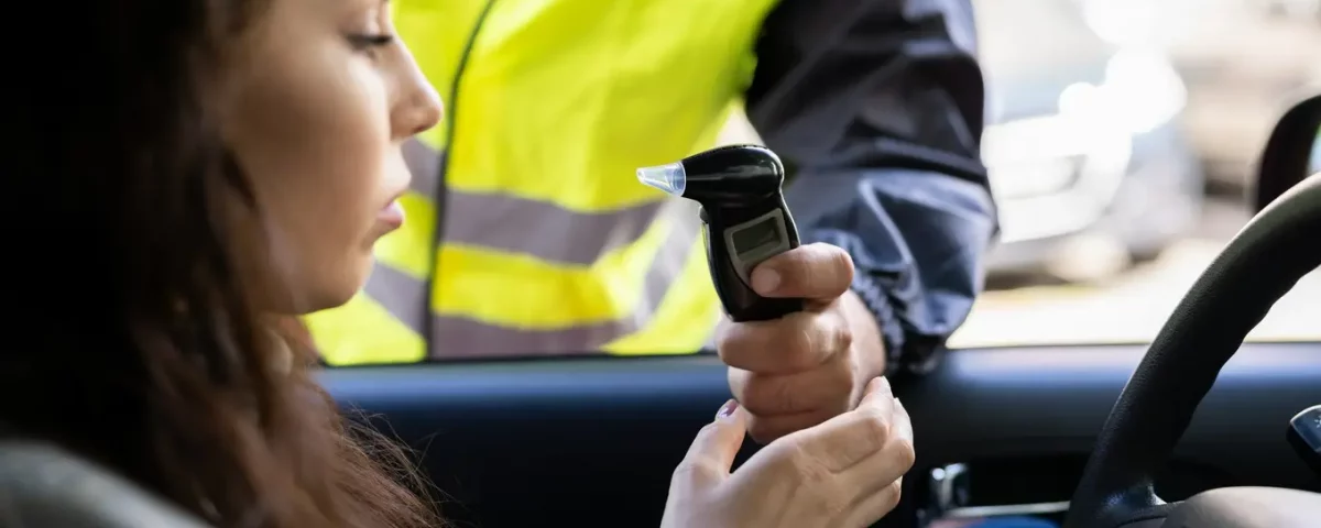 policja sprawdzająca kierowcę alkomatem