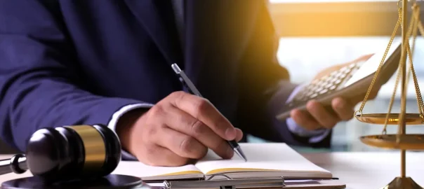 prawnik trzymający kalkulator