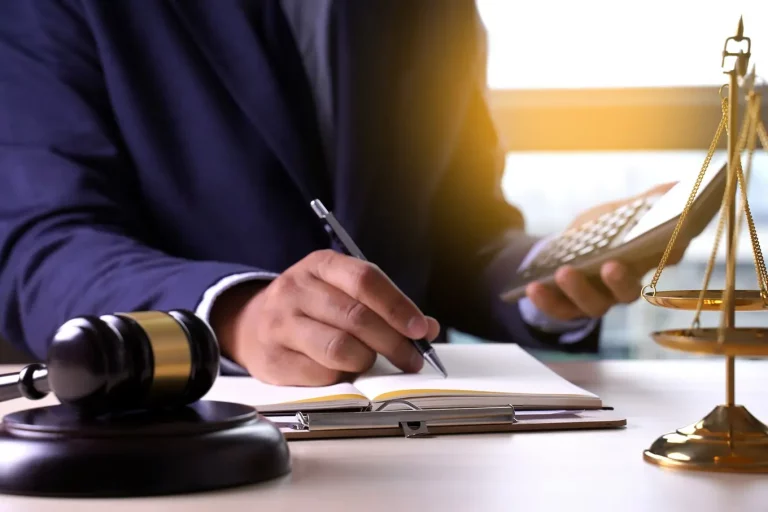 prawnik trzymający kalkulator