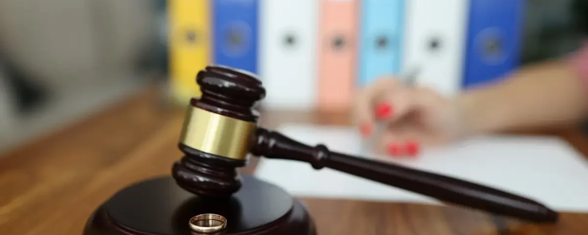 młotek sędziowski i obrączka młotek sędziowski i obrączka