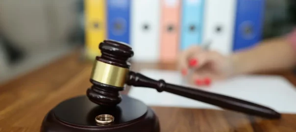 młotek sędziowski i obrączka